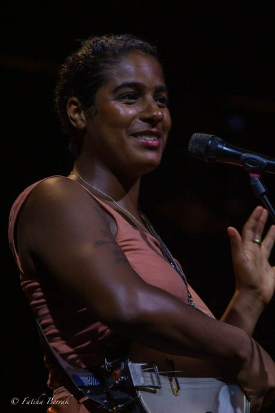 Marciac 2021 - Leyla McCalla _The Capitalist Blues - Lisa Simone's Wonderful Tour - Photos @ Fatiha Berrak 14 2021-07-29-Leyla-McCalla-_The-Capitalist-Blues_008
