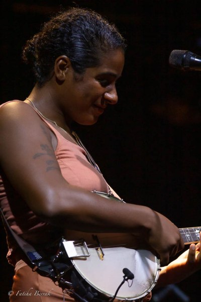 Marciac 2021 - Leyla McCalla _The Capitalist Blues - Lisa Simone's Wonderful Tour - Photos @ Fatiha Berrak 15 2021-07-29-Leyla-McCalla-_The-Capitalist-Blues_009