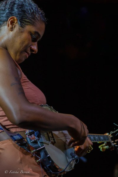Marciac 2021 - Leyla McCalla _The Capitalist Blues - Lisa Simone's Wonderful Tour - Photos @ Fatiha Berrak 1 2021-07-29-Leyla-McCalla-_The-Capitalist-Blues_010