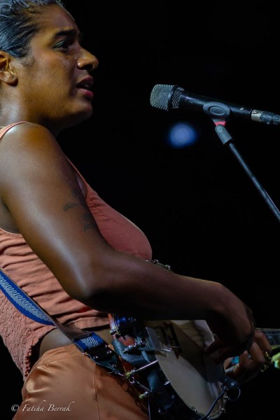 Marciac 2021 - Leyla McCalla _The Capitalist Blues - Lisa Simone's Wonderful Tour - Photos @ Fatiha Berrak 2 2021-07-29-Leyla-McCalla-_The-Capitalist-Blues_011