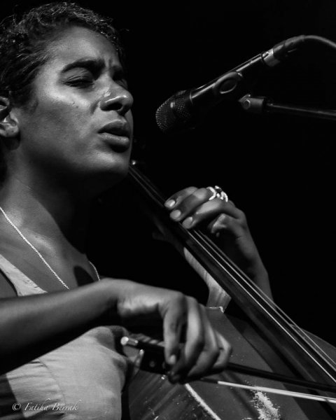 Marciac 2021 - Leyla McCalla _The Capitalist Blues - Lisa Simone's Wonderful Tour - Photos @ Fatiha Berrak 5 2021-07-29-Leyla-McCalla-_The-Capitalist-Blues_015
